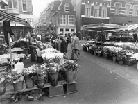 404865 Afbeelding van de bloemenmarkt op de Bakkerbrug over de Oudegracht te Utrecht.